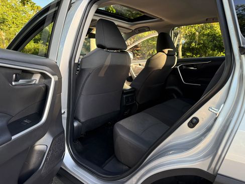 Used 2021 Toyota RAV4 XLE w/ Convenience Package FWD image 19