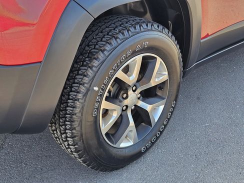 Used 2017 Jeep Cherokee Trailhawk w/ Cold Weather Group AWD/4WD image 13