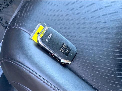Used 2024 Kia Carnival LX image 12