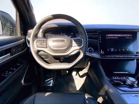 Used 2025 Jeep Wagoneer L Series II image 16