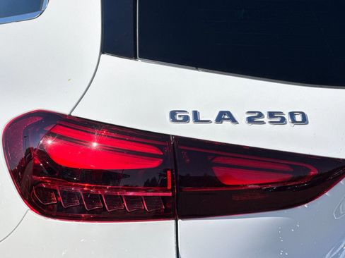 Certified 2025 Mercedes-Benz GLA 250 4MATIC image 32