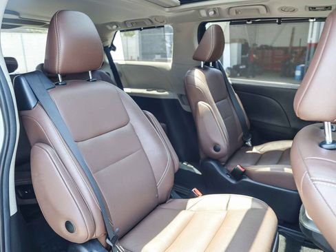 Certified 2020 Toyota Sienna Limited w/ Preferred Accessory Package FWD image 17