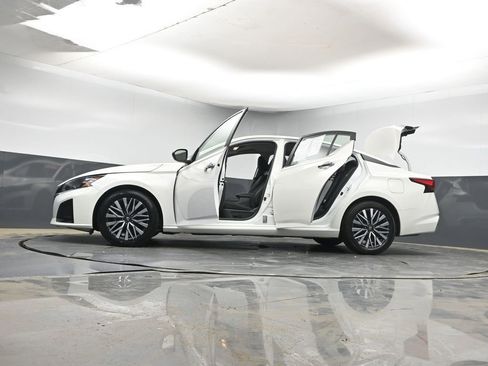 Used 2025 Nissan Altima 2.5 SV FWD image 47