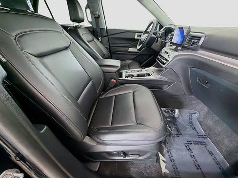 Used 2024 Ford Explorer XLT w/ Equipment Group 202A AWD/4WD image 22