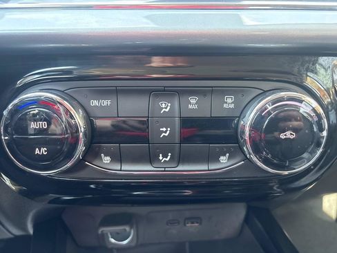 Used 2026 Chevrolet Trax LT w/ LT Convenience Package FWD image 31