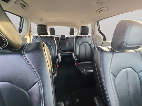 Used 2024 Chrysler Pacifica Touring-L image 17