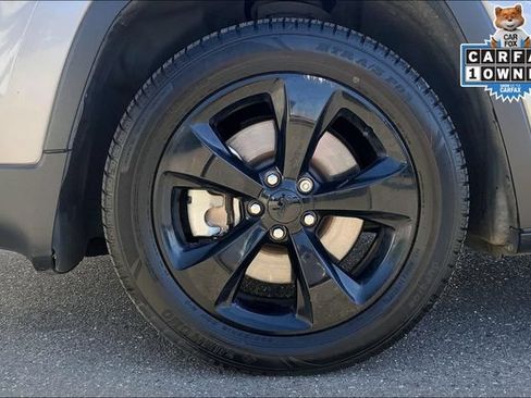 Used 2018 Jeep Cherokee Latitude w/ Altitude Package FWD image 9