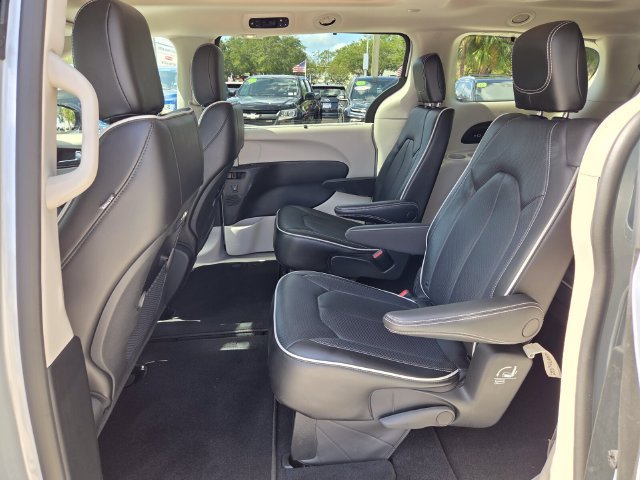 Used 2023 Chrysler Pacifica Limited FWD image 15