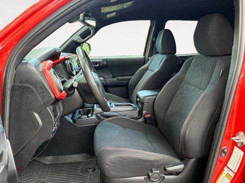 Used 2018 Toyota Tacoma TRD Sport w/ Technology Package AWD/4WD image 4