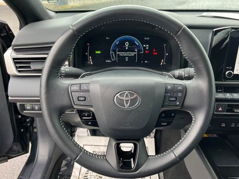 Used 2025 Toyota Camry SE FWD image 28