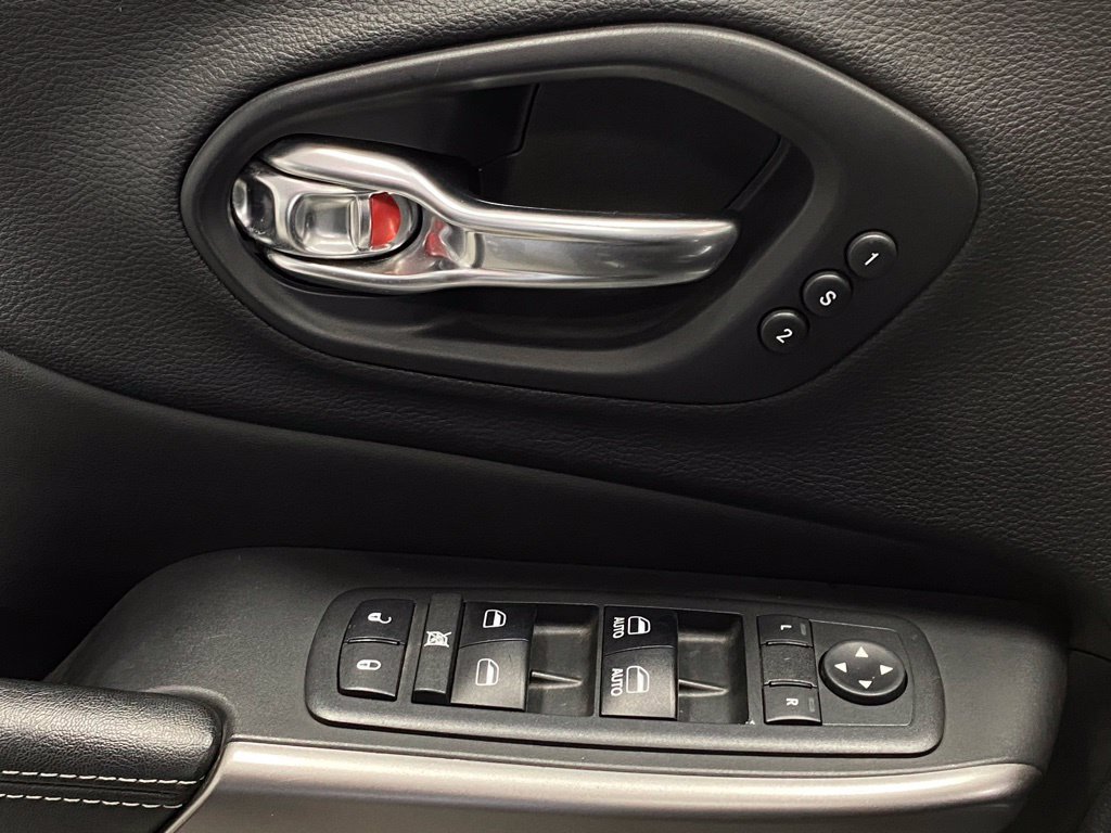 Used 2019 Jeep Cherokee Limited AWD/4WD image 13