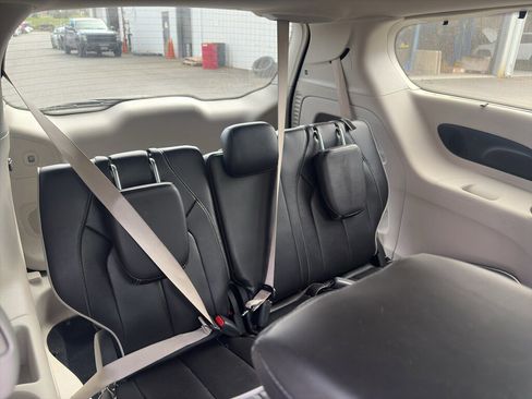Used 2023 Chrysler Pacifica Limited image 20