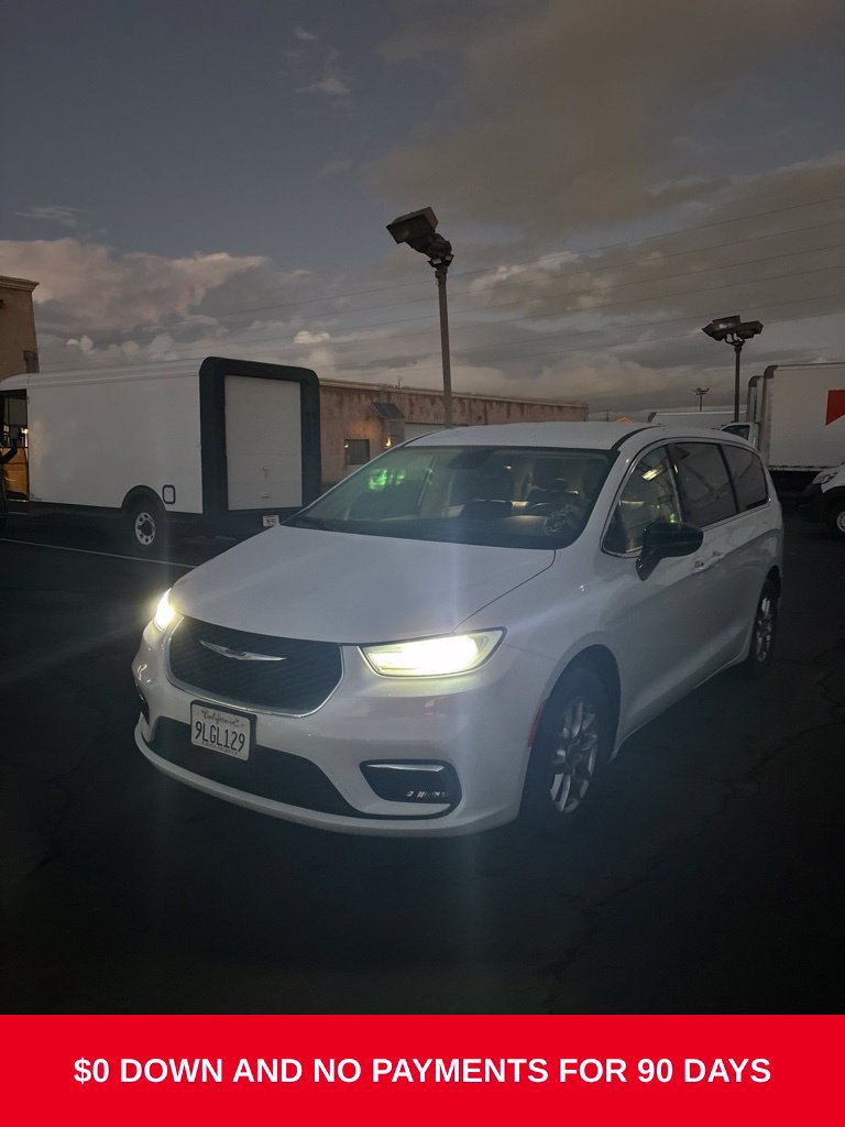 Used 2024 Chrysler Pacifica Touring-L FWD image 1