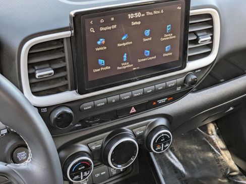 Used 2023 Hyundai Venue Limited image 15