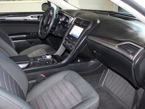 Used 2020 Ford Fusion SE FWD image 29