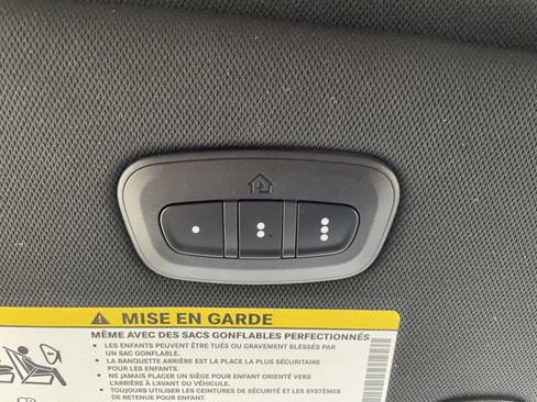 Used 2025 Chrysler Pacifica Limited image 30