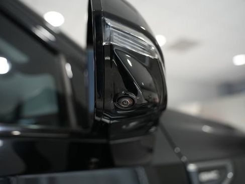 Used 2022 GMC Yukon AT4 w/ Technology Package AWD/4WD image 7