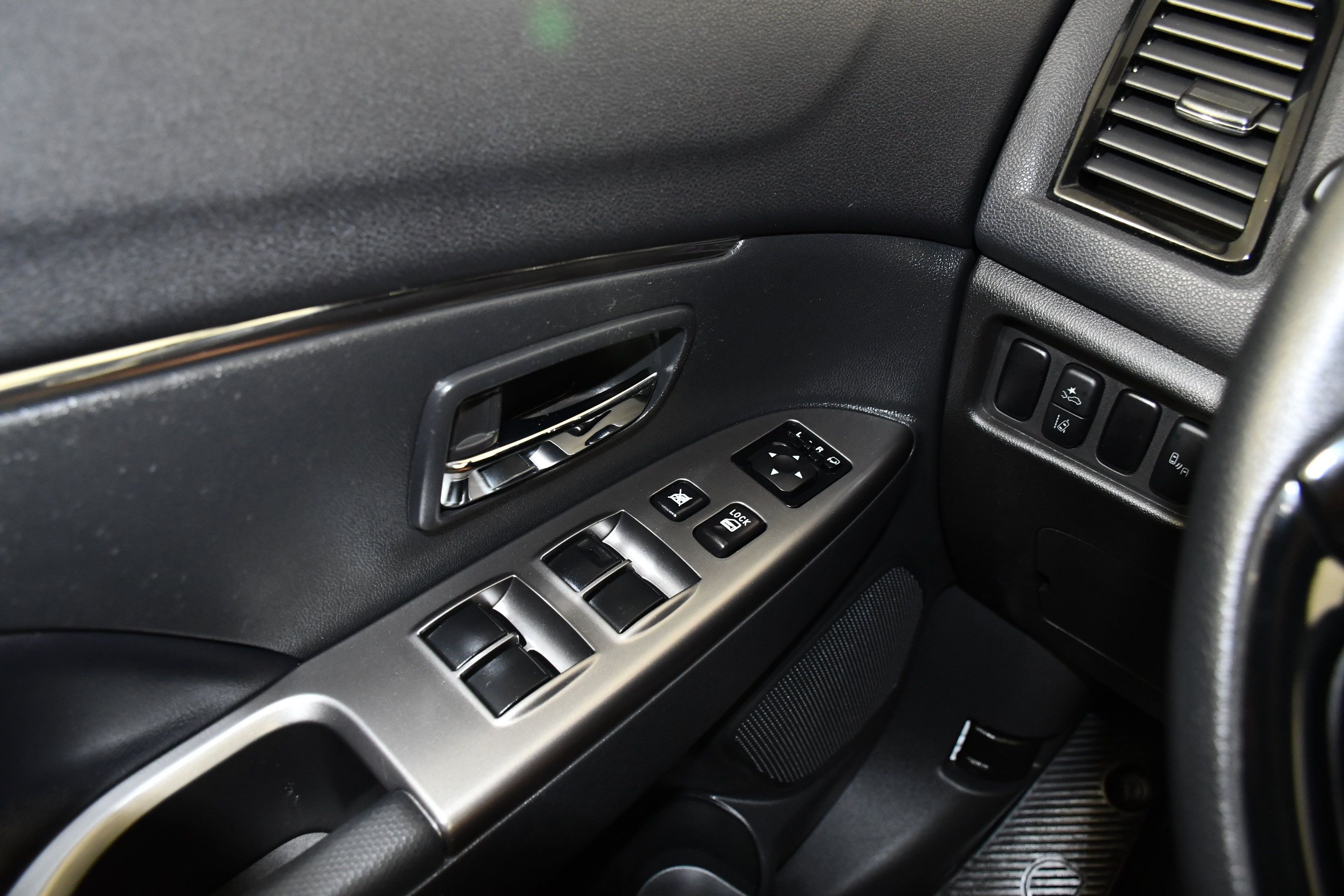 Used 2024 Mitsubishi Outlander Sport SE AWD/4WD image 32