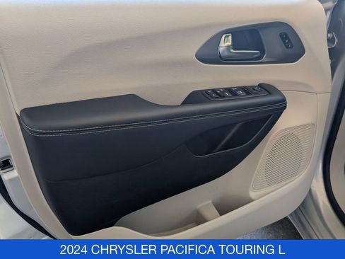 Used 2024 Chrysler Pacifica Touring-L FWD image 11