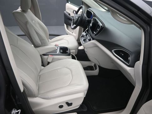 Used 2018 Chrysler Pacifica Touring-L Plus w/ Tire & Wheel Group image 18