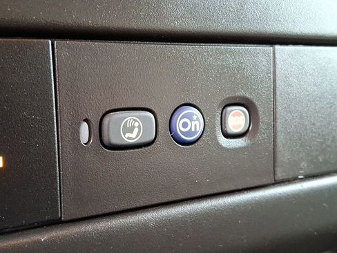 Used 2018 Chevrolet Express 3500 w/ Driver Convenience Package image 25