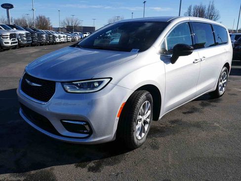 New 2026 Chrysler Pacifica Select image 3