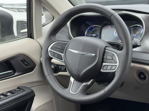 Used 2023 Chrysler Pacifica Touring-L FWD image 15