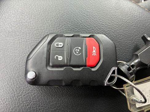 Used 2025 Jeep Wrangler Unlimited Sahara AWD/4WD image 21
