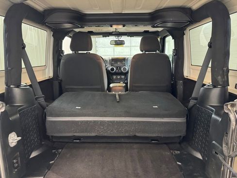 Used 2018 Jeep Wrangler Sahara AWD/4WD image 11
