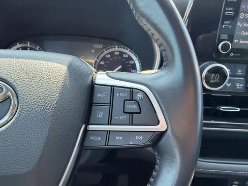 Used 2022 Toyota Highlander XLE FWD image 17