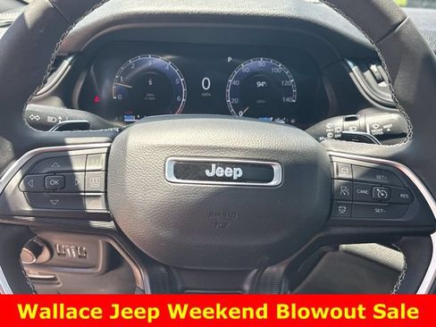 Used 2025 Jeep Grand Cherokee Laredo X RWD image 16