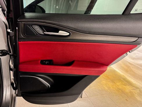 Used 2020 Alfa Romeo Stelvio Ti w/ Active Blind Spot Package AWD/4WD image 17