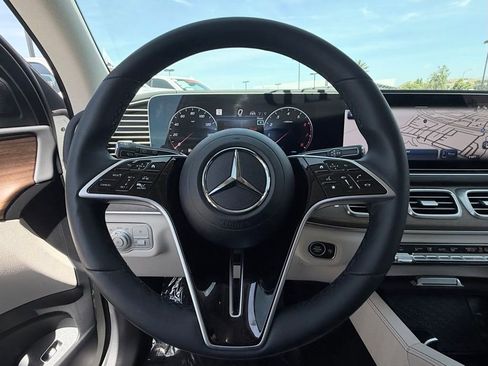 Used 2025 Mercedes-Benz GLS 450 4MATIC image 23