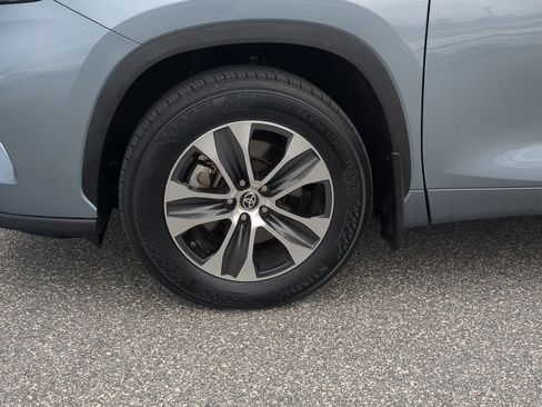 Used 2022 Toyota Highlander XLE image 19