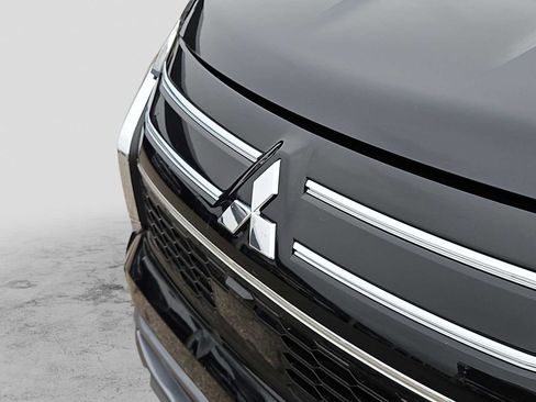 Used 2025 Mitsubishi Outlander SE image 13