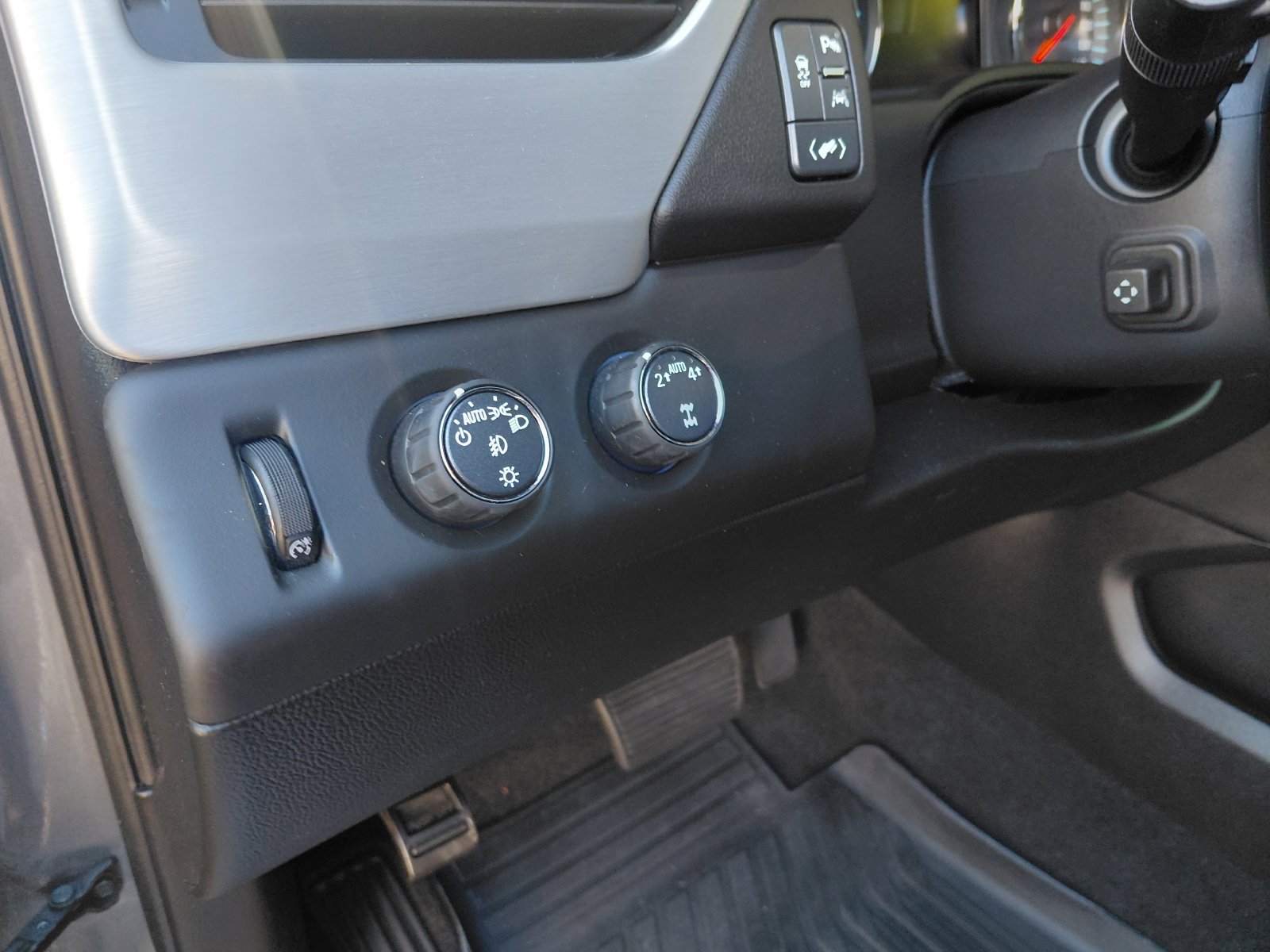 Used 2018 GMC Yukon SLT w/ Premium Edition AWD/4WD image 28