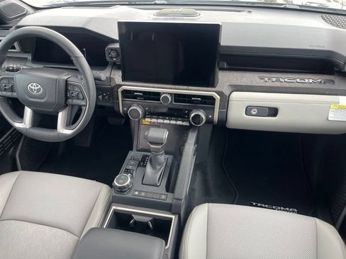 Used 2025 Toyota Tacoma Limited AWD/4WD image 17