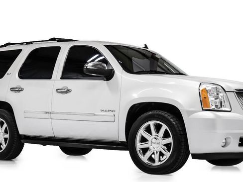 Used 2010 GMC Yukon SLT image 1