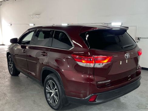 Used 2019 Toyota Highlander LE AWD/4WD image 3