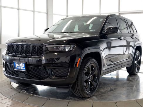 Used 2023 Jeep Grand Cherokee Altitude AWD/4WD image 4