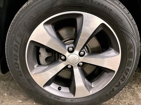 Used 2019 Jeep Cherokee Limited image 8