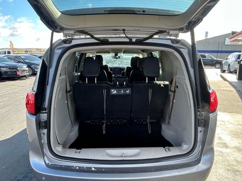 Used 2017 Chrysler Pacifica Touring-L Plus w/ Uconnect Theatre Group image 8