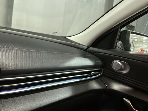 Used 2022 Hyundai Elantra Limited FWD image 18