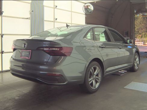 Used 2024 Volkswagen Jetta SE FWD image 5