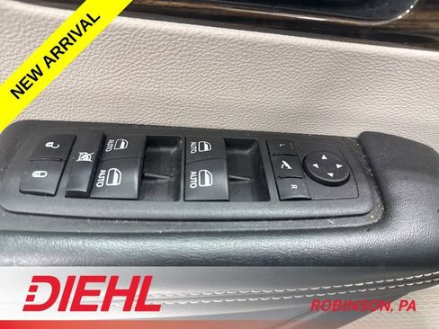 Used 2023 Chrysler Pacifica Limited w/ Uconnect Theater Family Group image 24