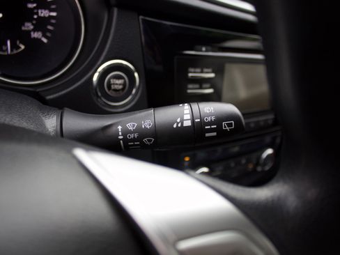 Used 2016 Nissan Rogue SV image 23