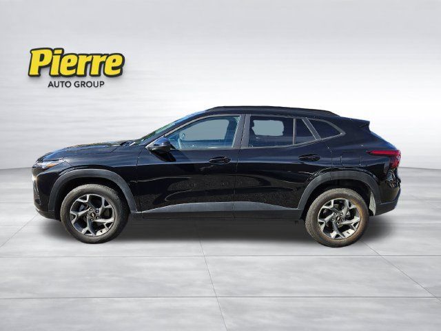 Used 2025 Chevrolet Trax LT FWD image 3