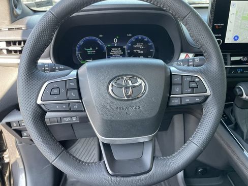 Used 2025 Toyota Sienna Limited AWD/4WD image 17