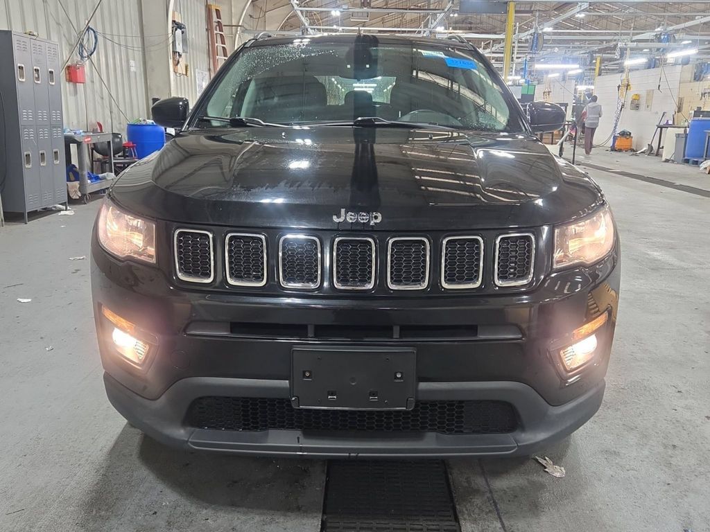 Used 2019 Jeep Compass Latitude w/ Cold Weather Group AWD/4WD image 2