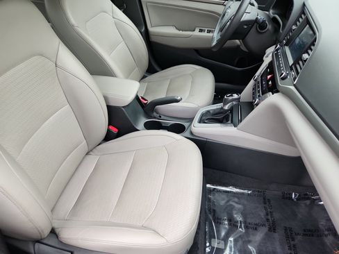 Used 2017 Hyundai Elantra Limited FWD image 16